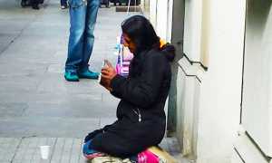 questua mendicante ginocchio