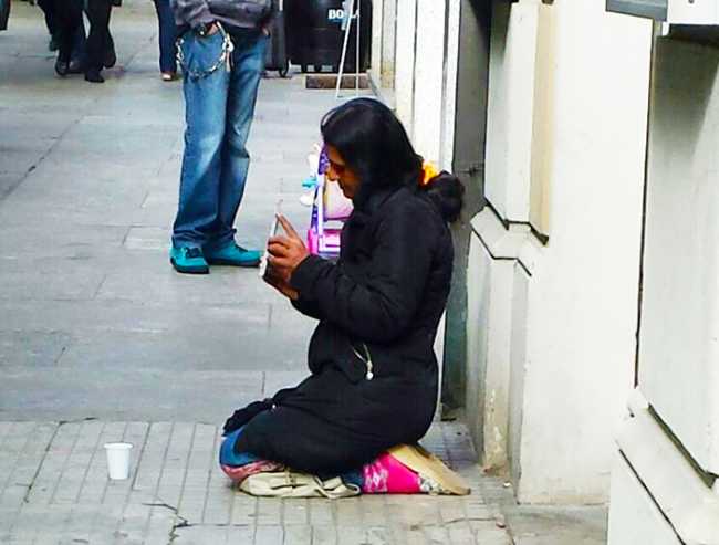 questua mendicante ginocchio