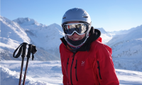 ragazza sci montagne casco