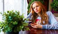 ragazza triste telefono