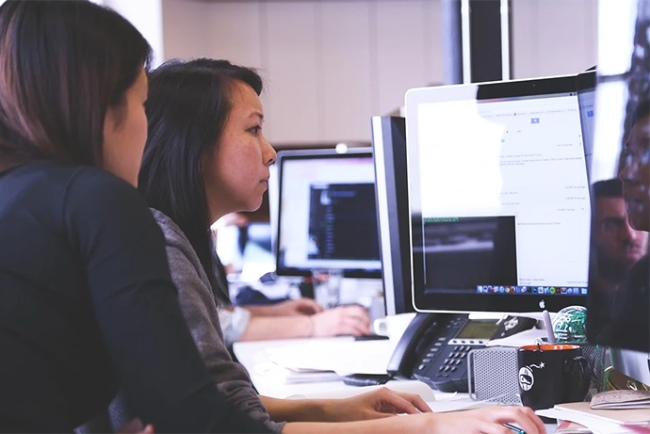 ragazze lavoro pc