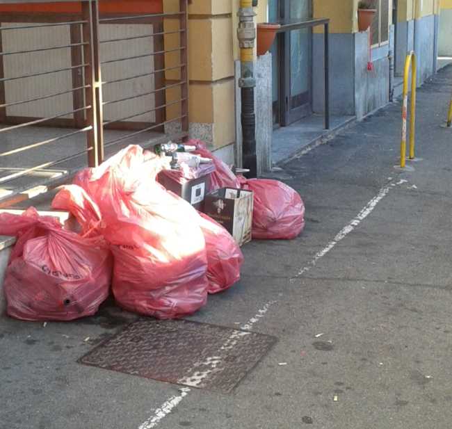 rifiuti via roma intra