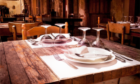 ristorante tavolo vuoto