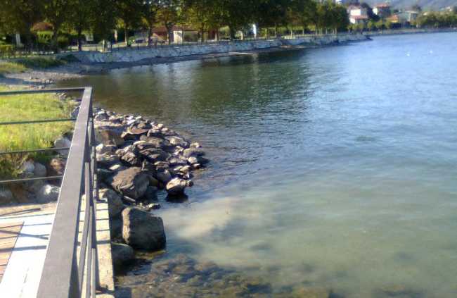 scarico fogna lago