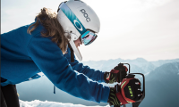 sci ragazza casco partenza neve
