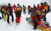soccorso alpino neve uomini
