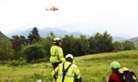 soccorso elicottero in volo uomini terra