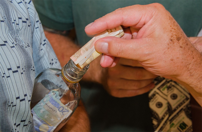 soldi donazione bottiglia