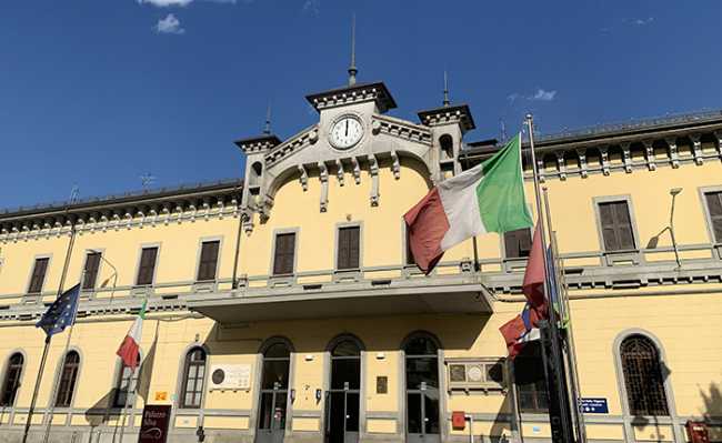 stazione bandiere orologio