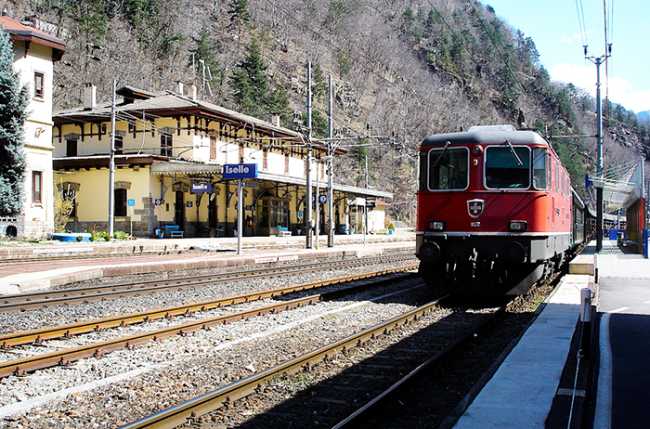 stazione iselle treno svizzero