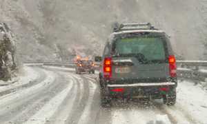 strada neve auto discesa
