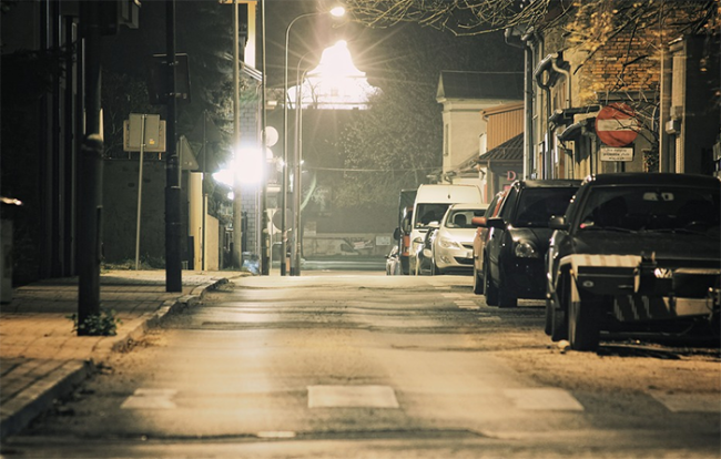 strada notte lampioni