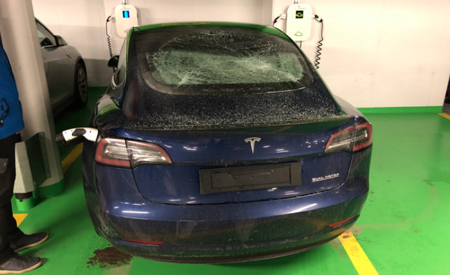 tesla danneggiata svizzera