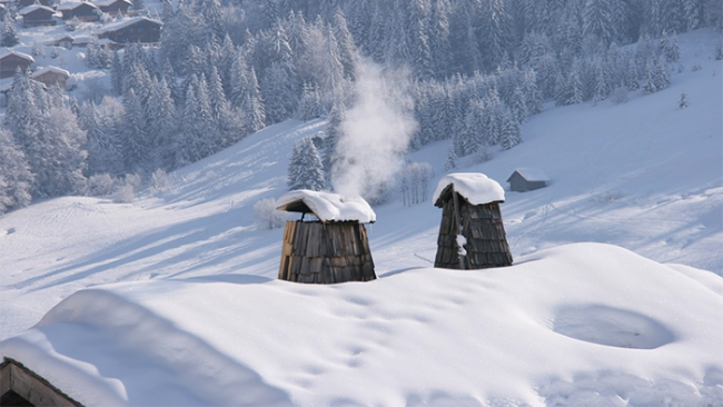 tetto neve fumo