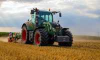 trattore campo agricoltura