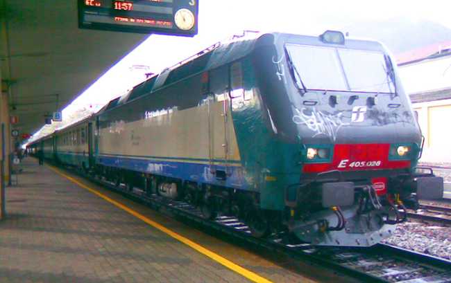 treno binario partenza regionale