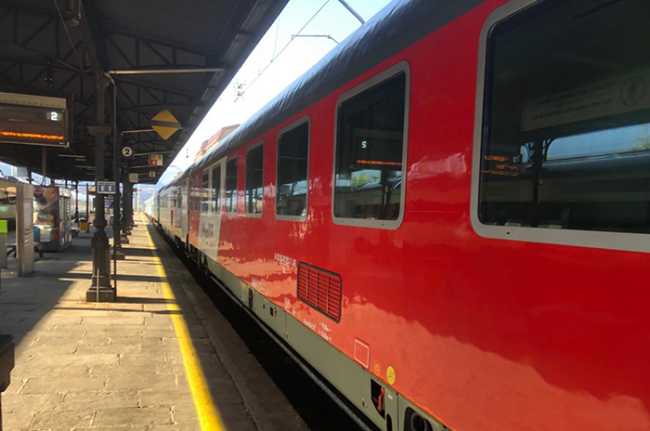 treno rosso sbb stazione binario
