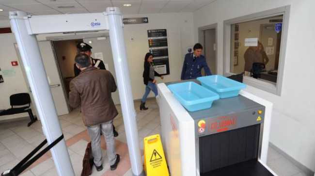 tribunale metal detector