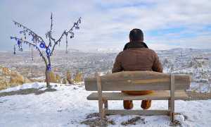 uomo solo panorama neve