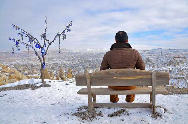 uomo solo panorama neve
