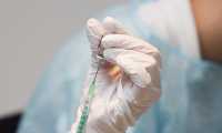 vaccinazione mano siringa