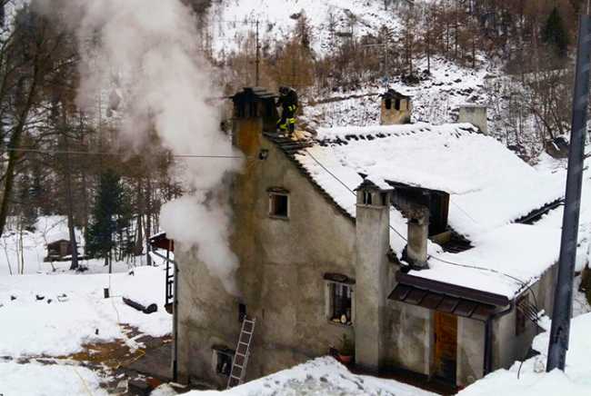 varzo incendio baita fumo