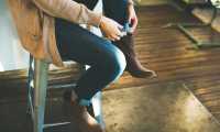 vestriti indossare scarpe