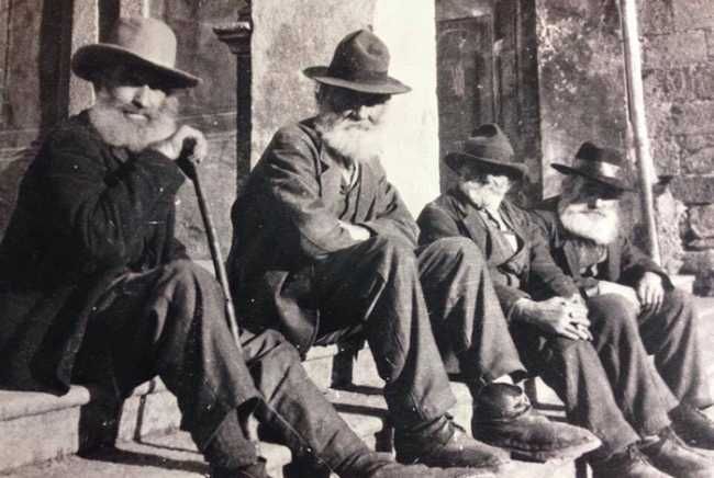 vigezzo anziani seduti bn