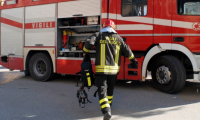 vigile fuoco fretta camion spalle