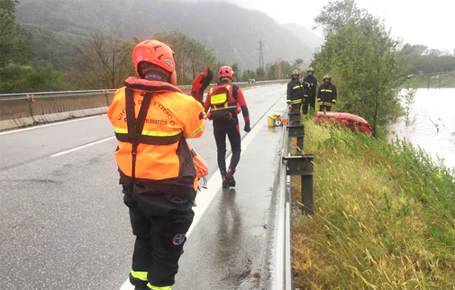 vigili fuoco alluvione gommone superstrada