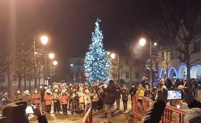 villadossola villaggio albero natale