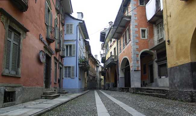 vogogna via case colorate