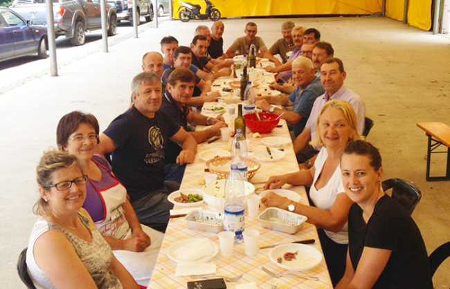 volontari trontano pranzo