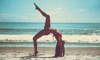 yoga ragazza spiaggia