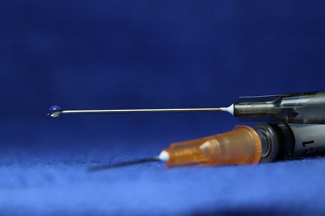 syringe 3908157 640