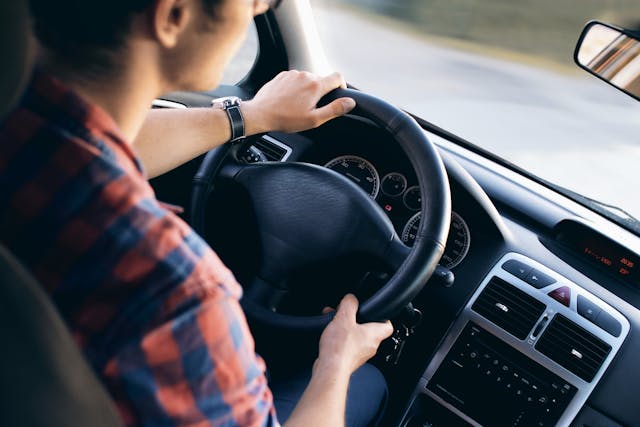 guidare volante uomo