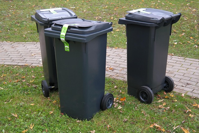 garbage can 231869 640