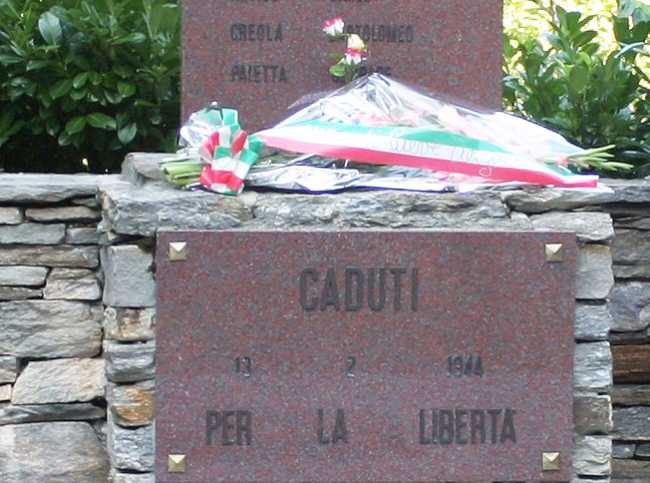 Megolocaduti monumento fiori