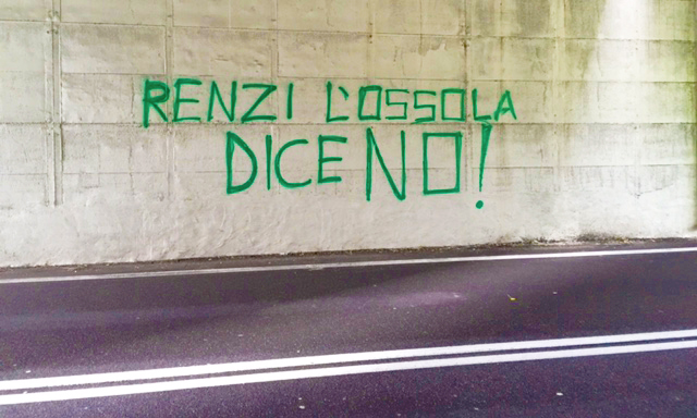 scritte referndum strada