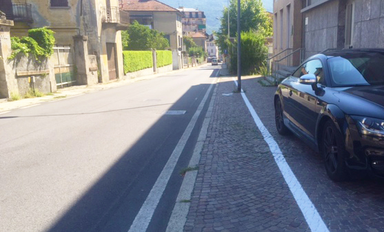 via scapaccino marciapiede