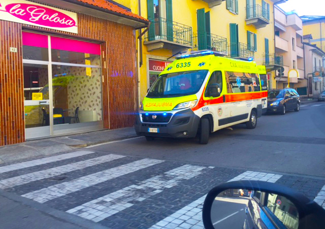 ambulanza strisce porfido