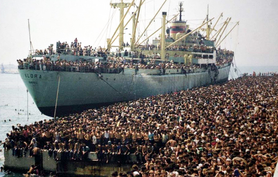 immigrati nave albania