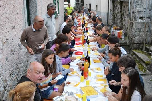 vanzone festa estate tavolata paese
