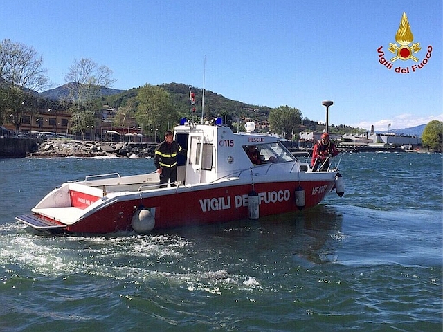natante vigili del fuoco lago maggiore