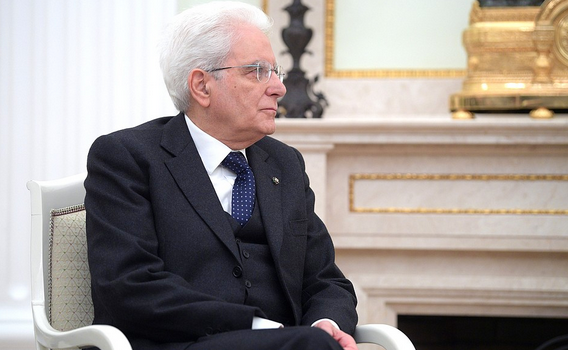 presidente mattarella seduto
