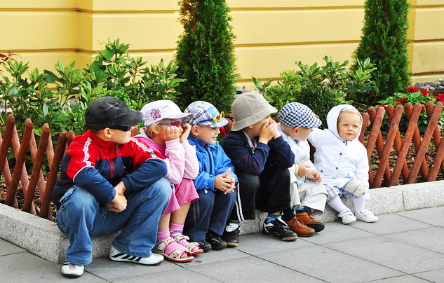 bambini seduti