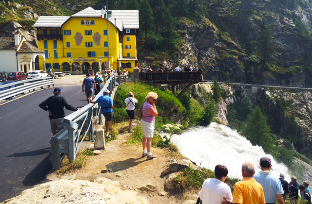 cascata toce turisti