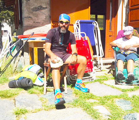 runner seduto menotti