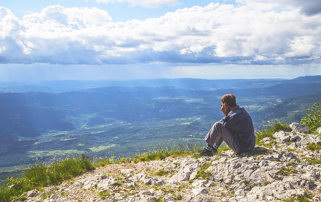 uomo solo cima montagna