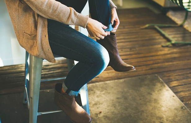 vestriti indossare scarpe